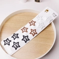 Lot de 10 barrettes étoiles mates en noir blanc et marron sur une carte produit - Noir Blanc Café peinture soft (10 pièces/carte)