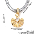 Vue macro montrant les dimensions 60cm et le pendentif en éventail doré serti de zircon - Style Éventail Or (N01197-2)