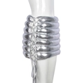 Dettaglio mini gonna metallizzata argento con texture trapuntata e lacci regolabili laterali - S / Argento