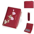 Cartera corta de cuero rojo con bordado floral y vista desde varios ángulos - Rojo