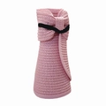 Dettaglio della visiera in paglia rosa con trama intrecciata e fiocco nero decorativo - Rosa