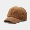 Détail de la texture en laine d'agneau et bord en velours côtelé de la casquette marron - Réglable / Camel