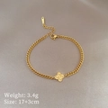 Dettaglio del bracciale a quadrifoglio dorato con catena a maglie e dimensioni - Oro