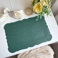 Tovaglietta verde scuro in ecopelle con goffratura floreale vintage e bordi ondulati - Totem Goffrato Verde