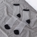 Transparente Netzsocken in Weiß mit schwarzen Kontrastfersen auf Leinenhintergrund - Einheitsgröße (34-40) / Einfarbig Schwarz