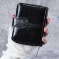 Kurzes Damen-Portemonnaie aus schwarzem Öl-Wachs-Leder mit Druckknopf und Metallreißverschluss - Schwarz