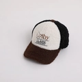 Detail der Sherpa-Baseballkappe mit Colby-Clark-Stickerei und strukturiertem Stoff - 52-54cm (3-8 Jahre) / Kaffee Patchwork