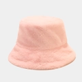 Détail de la texture douce et de la matière en fausse fourrure du bob rose pâle en peluche - M (56-58cm) / Chapeau Bob à Sommet Plat / Rose