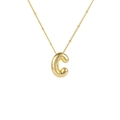 Makroaufnahme von 3D-Buchstabe C Anhänger mit glänzendem Goldfinish an Kugelkette - Halskette Buchstabe C / Gold