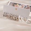 Set dettagliato di sei paia di orecchini a cerchio argentati su un espositore a scheda - Perno in Argento - Argento (Set da 12 pezzi)