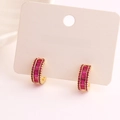 Boucles d'oreilles demi-créoles dorées avec cristaux rouges sur carte bijou - Or avec zircone rouge