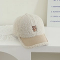 Dettaglio del ricamo a forma di orsetto sul cappellino in pile per bambini - Orsetto Abbraccio / Bianco Sporco