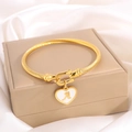 Bracciale rigido in acciaio al titanio dorato con ciondolo a cuore e lettera A incisa - Lettera A
