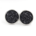 Gros plan sur des boucles d'oreilles rondes 12mm en résine noire avec bord en acier argenté - Druzy Noir (12)