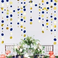 Ghirlanda di cerchi di carta blu e oro appesa sopra un tavolo da festa decorato - 4 Metri / Ghirlanda di Cerchi Specchio Oro e Blu
