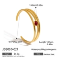 Detailansicht der vergoldeten Edelstahl-Armspange mit rotem Stein und Maßen - Gold Mit Rotem Stein (JDB0104027)