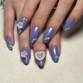 Paarse glitter plaknagels met 3D witte bloemen, strass steentjes en parel hart accent - Seringenpaars Glitter Bloem Parel Hart Stijl (Met Lijm) (JP2959)