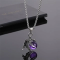 Vue détaillée du pendentif griffe de dragon argenté avec perle violette sur chaîne box - Griffe de Dragon Perle Violette