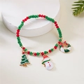 Dettaglio del bracciale natalizio con ciondoli a forma di pupazzo di neve e albero - Perline Rosse Verdi - Pupazzo di Neve e Corona