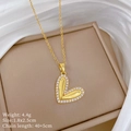 Detalle de colgante de corazón dorado con cristales brillantes y medidas del producto - Estilo de Corazón (G543)