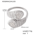 Anillo de acero inoxidable plateado con textura de serpiente y dos circonitas de corazón - Talla 7 (Ajustable) / Corazón Color Acero Con Circonita Blanca