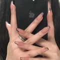 Unghie finte coffin rosa nude minimaliste con sottili punte French nere sulle mani - Stile Bara Lunga Rosa Nude French Tip Nero (XA-28-08)