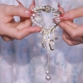 Golden hair claw clip with elegant pearl and flower pendants for stylish bun hairstyles - F0465 Gold White Tulip