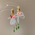 Pendientes bohemios con flores rosas y cuentas de gota verdes para mujer con estilo - Rosa Blanco