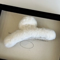Dettaglio di un fermaglio per capelli in peluche beige su un vassoio di legno minimalista - Bianco Sporco