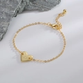 Bracelet coeur doré élégant avec pendentif lettre D gravée et chaîne délicate - Lettre D
