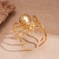 Dettaglio del bracciale a forma di ragno dorato con scintillanti strass incastonati - Oro