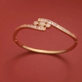 Primer plano del brazalete de oro rosa con circonitas redondas y de talla baguette - SZ02157 Estilo Cónico Asimétrico Aprox 12.5g
