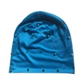 Bonnet bleu tricoté avec des rivets métalliques argentés de style minimaliste - Taille unique / Bleu lac