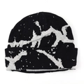 Gros plan du bonnet en tricot noir et blanc montrant la texture du motif jacquard flamme - Noir et Blanc