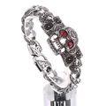 Bracciale punk in acciaio inossidabile con teschio dagli occhi rossi e motivi floreali - Stile Argento Occhi Rossi (KB112525-BD)