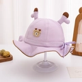 Dettaglio cappello a secchiello viola per neonati con corna 3D e patch orso ricamato - 48-50cm(6 Mesi-2 Anni) / Viola