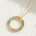 Dettaglio del ciondolo circolare dorato con zirconi multicolori effetto arcobaleno - Cerchio in Zircone Multicolore