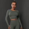 Dettaglio del crop top senza cuciture verde oliva con fori per i pollici per lo yoga - Grigio scuro