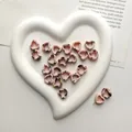 Rosa Herzperlen mit Leopardenmuster für DIY-Schmuck in einer weißen Keramikschale - Rosa Leopard
