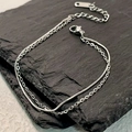 Bracciale a doppio strato argento con catena a serpente e maglie su sfondo di pietra scura - Argento