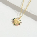 Macro del ciondolo a cuore dorato con occhio di zircone multicolore su pietra bianca - Stile Malocchio Zirconia Multicolore (XL3123彩锆爱心)