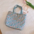 Dettaglio della borsa tote in cotone floreale con bottone a pressione in metallo e manici morbidi - Stampa Floreale Rosa e Blu