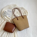 Stroh-Shopper Set mit passender brauner Leder-Reißverschlusstasche auf weißem Kleid - 2-teiliges Set (Tote + Innentasche) / Braun