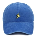 Dettaglio del ricamo a fulmine giallo su un cappellino in cotone blu lavato vintage - Blu scuro