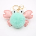 Détail du porte-clés crabe en fourrure sarcelle avec pinces en cuir rose et fermoir - Vert Menthe