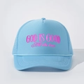 Cappellino trucker celeste con ricamo rosa God Is Good e retro in rete traspirante - Tutto Celeste / Regolabile