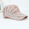 Dettaglio cappellino da baseball rosa in maglia con perle bianche e strass scintillanti - Regolabile / Rosa