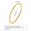 Macro-detail van de 3 mm gedraaide roestvrijstalen armband met IP-gouden plating en maat - Gouden Slanke Gedraaide Armband(B-453)