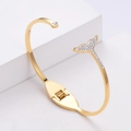 Minimalistisches vergoldetes Scharnierarmband mit funkelndem Fischschwanz und Zirkonia-Stein - Gold