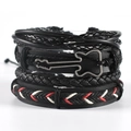 Nahaufnahme des schwarzen Lederarmbands mit geflochtenen Details und Gitarren-Anhänger - TZ4-A03 Metallgitarre